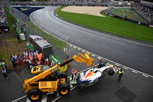 AUSTRALIAN GRAND PRIX, Isack Hadjar of Racing Bulls is removed from the track after losing control on turn 1 during the Australian Formula One Grand Prix at Albert Park in Melbourne, Victoria, Sunday, March 16, 2025. ( NO ARCHIVING, EDITORIAL USE ONLY, NO USE IN BOOKS WITHOUT CONSENT Melbourne Victoria Australia  Copyright: xJoelxCarrettx 20250316151316526797