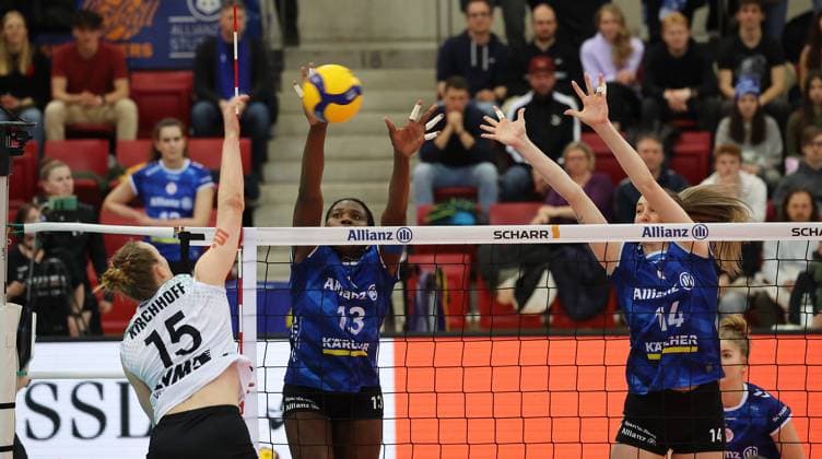 Stuttgart , Volleyball Bundesliga Women, Allianz MTV Stuttgart vs USC Münster , from left Mia Kirchhoff Münster Krystal Rivers Kelsey Veltman Stgt