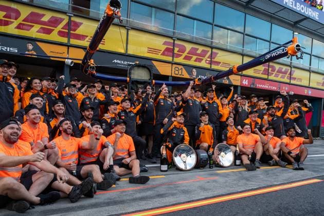 Lando Norris McLaren Formula 1 Team, 04 and team around Oscar Piastri McLaren Formula 1 Team, 81 , Zak Brown McLaren Formula 1 Team, Managing Director , Andrea Stella McLaren Formula 1 Team, Team Principal celebrate victory in the pit lane at the team photo, AUS, Formula 1 World Championship, Luis Vuitton Australian Grand Prix, Albert Park Circuit Melbourne, Race, 2025 season, 16 03 2025 AUS, Formula 1 World Championship, Luis Vuitton Australian Grand Prix, Albert Park Circuit Melbourne, Race, 2025 season, 16 03 2025 Melbourne Copyright: xEibner-Pressefoto Memmlerx EP_MMR