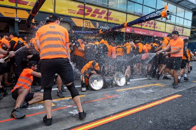 Lando Norris McLaren Formula 1 Team, 04 and team celebrate victory in the pit lane at the team photo, AUS, Formula 1 World Championship, Luis Vuitton Australian Grand Prix, Albert Park Circuit Melbourne, Race, 2025 season, 16 03 2025 AUS, Formula 1 World Championship, Luis Vuitton Australian Grand Prix, Albert Park Circuit Melbourne, Race, 2025 season, 16 03 2025 Melbourne Copyright: xEibner-Pressefoto Memmlerx EP_MMR