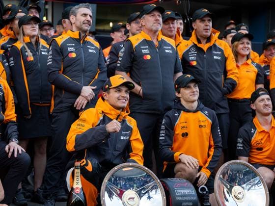 Lando Norris McLaren Formula 1 Team, 04 and team around Oscar Piastri McLaren Formula 1 Team, 81 , Zak Brown McLaren Formula 1 Team, Managing Director , Andrea Stella McLaren Formula 1 Team, Team Principal celebrate victory in the pit lane at the team photo, AUS, Formula 1 World Championship, Luis Vuitton Australian Grand Prix, Albert Park Circuit Melbourne, Race, 2025 season, 16 03 2025 AUS, Formula 1 World Championship, Luis Vuitton Australian Grand Prix, Albert Park Circuit Melbourne, Race, 2025 season, 16 03 2025 Melbourne Copyright: xEibner-Pressefoto Memmlerx EP_MMR