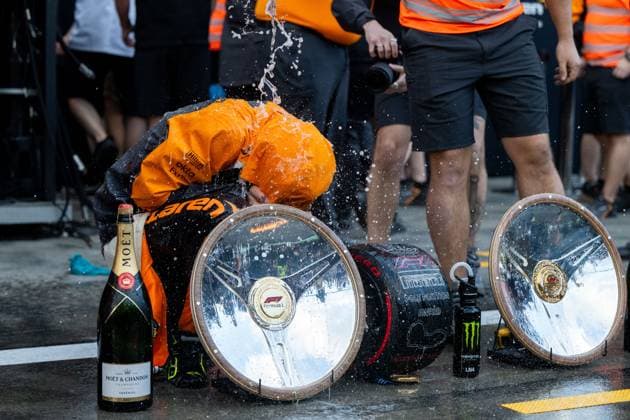 Lando Norris McLaren Formula 1 Team, 04 celebrates victory and is showered with champagne by the team after the team photo, AUS, Formula 1 World Championship, Luis Vuitton Australian Grand Prix, Albert Park Circuit Melbourne, Race, 2025 season, 16 03 2025 AUS, Formula 1 World Championship, Luis Vuitton Australian Grand Prix, Albert Park Circuit Melbourne, Race, 2025 season, 16 03 2025 Melbourne Copyright: xEibner-Pressefoto Memmlerx EP_MMR