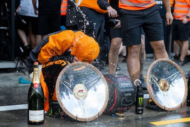Lando Norris McLaren Formula 1 Team, 04 celebrates victory and is showered with champagne by the team after the team photo, AUS, Formula 1 World Championship, Luis Vuitton Australian Grand Prix, Albert Park Circuit Melbourne, Race, 2025 season, 16 03 2025 AUS, Formula 1 World Championship, Luis Vuitton Australian Grand Prix, Albert Park Circuit Melbourne, Race, 2025 season, 16 03 2025 Melbourne Copyright: xEibner-Pressefoto Memmlerx EP_MMR