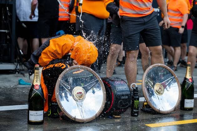 Lando Norris McLaren Formula 1 Team, 04 celebrates victory and is showered with champagne by the team after the team photo, AUS, Formula 1 World Championship, Luis Vuitton Australian Grand Prix, Albert Park Circuit Melbourne, Race, 2025 season, 16 03 2025 AUS, Formula 1 World Championship, Luis Vuitton Australian Grand Prix, Albert Park Circuit Melbourne, Race, 2025 season, 16 03 2025 Melbourne Copyright: xEibner-Pressefoto Memmlerx EP_MMR