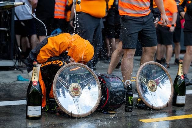 Lando Norris McLaren Formula 1 Team, 04 celebrates victory and is showered with champagne by the team after the team photo, AUS, Formula 1 World Championship, Luis Vuitton Australian Grand Prix, Albert Park Circuit Melbourne, Race, 2025 season, 16 03 2025 AUS, Formula 1 World Championship, Luis Vuitton Australian Grand Prix, Albert Park Circuit Melbourne, Race, 2025 season, 16 03 2025 Melbourne Copyright: xEibner-Pressefoto Memmlerx EP_MMR
