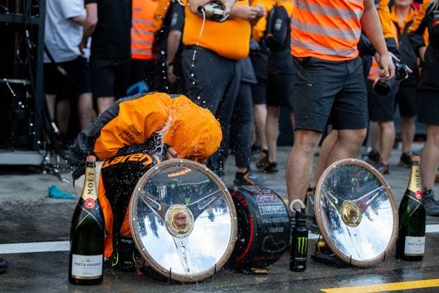 Lando Norris McLaren Formula 1 Team, 04 celebrates victory and is showered with champagne by the team after the team photo, AUS, Formula 1 World Championship, Luis Vuitton Australian Grand Prix, Albert Park Circuit Melbourne, Race, 2025 season, 16 03 2025 AUS, Formula 1 World Championship, Luis Vuitton Australian Grand Prix, Albert Park Circuit Melbourne, Race, 2025 season, 16 03 2025 Melbourne Copyright: xEibner-Pressefoto Memmlerx EP_MMR