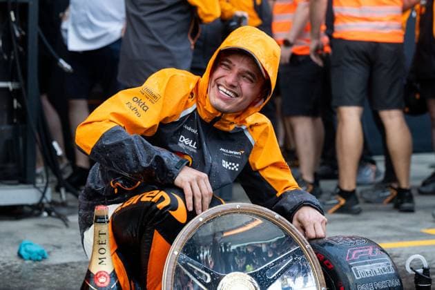 Bilder des Jahres 2025, Sport 03 März Sport Themen der Woche KW11 Sport Bilder des Tages Lando Norris (McLaren Formula 1 Team, 04) jubelt ueber den Sieg und wird vom Team nach dem Teamfoto mit Champagner geduscht, AUS, Formel 1 Weltmeisterschaft, Luis Vuitton Grand Prix von Australien, Albert Park Circuit Melbourne, Rennen, Saison 2025, 16.03.2025 AUS, Formel 1 Weltmeisterschaft, Luis Vuitton Grand Prix von Australien, Albert Park Circuit Melbourne, Rennen, Saison 2025, 16.03.2025 Melbourne *** Lando Norris McLaren Formula 1 Team, 04 celebrates victory and is showered with champagne by the team after the team photo, AUS, Formula 1 World Championship, Luis Vuitton Australian Grand Prix, Albert Park Circuit Melbourne, Race, 2025 season, 16 03 2025 AUS, Formula 1 World Championship, Luis Vuitton Australian Grand Prix, Albert Park Circuit Melbourne, Race, 2025 season, 16 03 2025 Melbourne Copyright: xEibner-Pressefoto Memmlerx EP_MMR