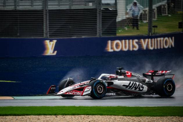 March 16, 2025, Melbourne, Victoria, Australia: MoneyGram Haas F1 Team driver ESTEBAN OCON (31) of France on the opening lap of the Formula 1 Louis Vuitton Australian Grand Prix 2025 on March 16, 2025 in Melbourne, Australia. Melbourne Australia - ZUMAf186 20250316_zsp_f186_075 Copyright: xJamesxForresterx