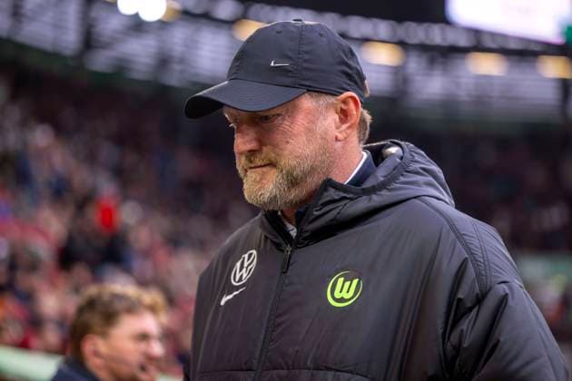 15 03 2025, Soccer 1 Bundesliga 2024 2025, Matchday 26, FC Augsburg VfL Wolfsburg, in the WWK Arena Augsburg, Coach Ralph Hasenhüttl Wolfsburg pensive