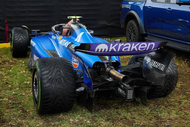 15 05 2025, xrarjax, Motorsport FIA Formula 1, Australian Grand Prix 2025 v l Carlos Sainz Williams Racing start number 55 accident crash damaged car FIA REGULATIONS PROHIBIT ANY USE OF PHOTOGRAPHS as IMAGE SEQUENCES and or QUASI VIDEO Melbourne