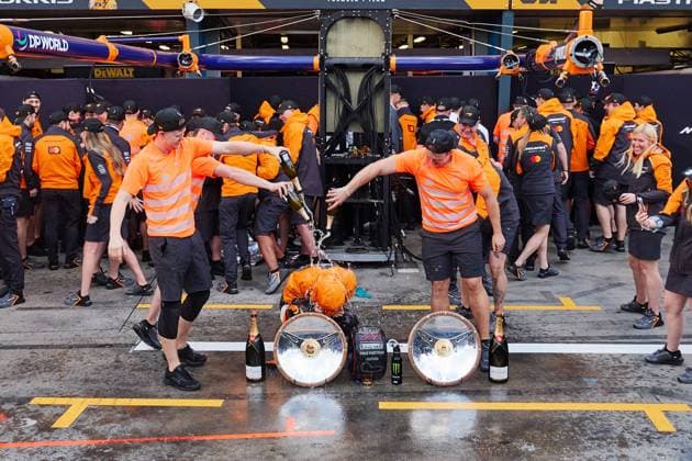 15 05 2025, xrarjax, Motorsport FIA Formula 1, Australian Grand Prix 2025 v l Cheers, joy of victory at McLaren Winner photo Team photo Lando Norris McLaren FIA REGULATES PROHIBIT ANY USE OF PHOTOGRAPHS as IMAGE SEQUENCES and or QUASI VIDEO Melbourne