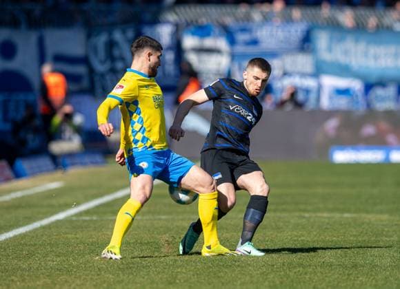 Soccer, Men, Season 2024 2025, 2 Bundesliga 26 Matchday , Eintracht Braunschweig Hertha BSC, v l Fabio Di Michele Sanchez Braunschweig , Jonjoe Kenny Hertha BSC , 16 03 2025, Copyright: xSebastianxRäppold MatthiasxKochx