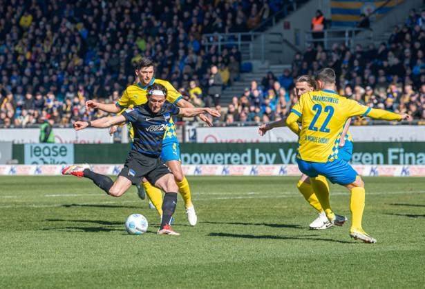 Soccer, Men, Season 2024 2025, 2 Bundesliga Matchday 26 , Eintracht Braunschweig Hertha BSC, f l Fabian Reese Hertha BSC scores the goal to 0 1 against Jannis Nikolaou Braunschweig , Ermin Bicakcic Braunschweig and Fabio Di Michele Sanchez Braunschweig , 16 03 2025, Copyright: xSebastianxRäppold MatthiasxKochx