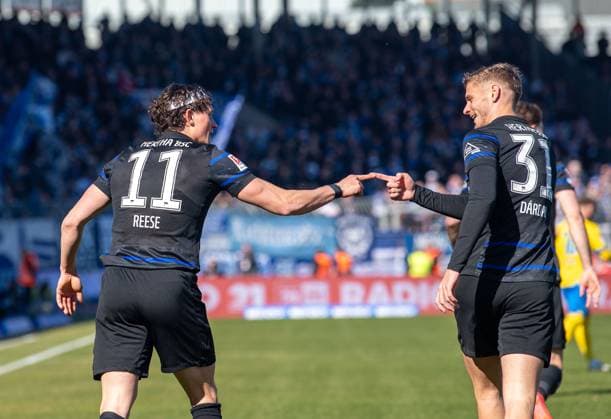 Soccer, Men, Season 2024 2025, 2 Bundesliga 26 Matchday , Eintracht Braunschweig Hertha BSC, f l Fabian Reese Hertha BSC , Marton Dardai Hertha BSC , Celebration after goal to 0 1, 16 03 2025, Copyright: xSebastianxRäppold MatthiasxKochx