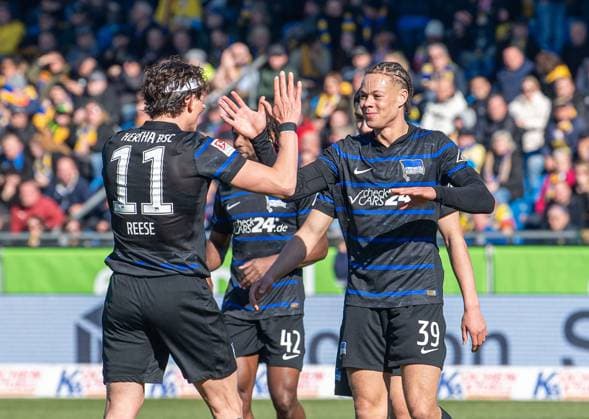 Soccer, Men, Season 2024 2025, 2 Bundesliga 26 Matchday , Eintracht Braunschweig Hertha BSC, f l Fabian Reese Hertha BSC , Derry Scherhant Hertha BSC , Celebration after goal to 0 3, 16 03 2025, Copyright: xSebastianxRäppold MatthiasxKochx