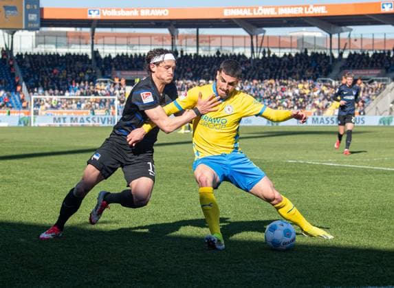 Soccer, Men, Season 2024 2025, 2 Bundesliga 26 Matchday , Eintracht Braunschweig Hertha BSC, v l Fabian Reese Hertha BSC , Fabio Di Michele Sanchez Braunschweig , 16 03 2025, Copyright: xSebastianxRäppold MatthiasxKochx