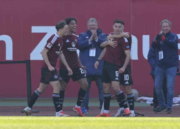 16 03 2025 Soccer Season 2024 2025 2 Soccer Bundesliga 26 Matchday 1 FC Nürnberg FCN Club SpVgg Greuther Fürth Kleeblatt Derby Frankenderby Sportfoto Zink DaMa xdaxmax DFL regulations prohibit any use of photographs as image sequences and or quasi video only for editorial use Jubel Freude Torjubel nach Tor zum 3 0 Stefanos Tzimas 9, 1 FC Nürnberg FCN Mannschaft Team jubelt freut sich Torschütze Stefanos Tzimas 9, 1 FC Nürnberg FCN