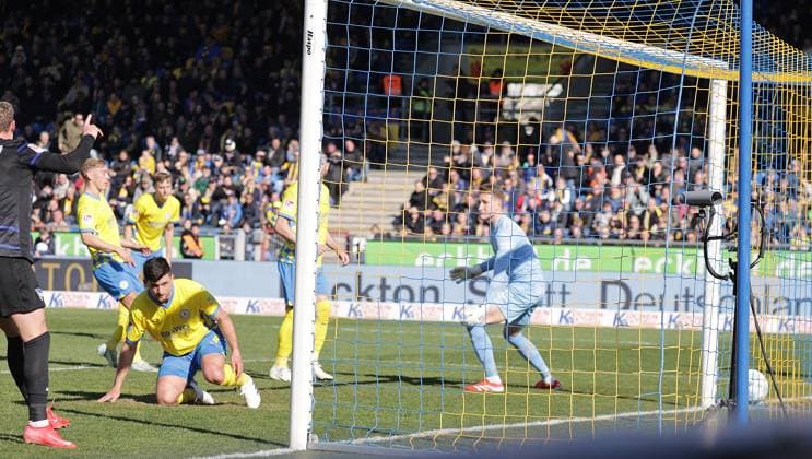 Jannis Nikolaou Eintracht Braunschweig scores 0 3 Football, Men, Season 2024 2025 2 BL, Eintracht Stadion, Eintracht Braunschweig vs Hertha BSC Berlin DFL REGULATIONS PROHIBIT ANY USE OF PHOTOGRAPHS AS IMAGE SEQUENCES AND OR QUASI VIDEO