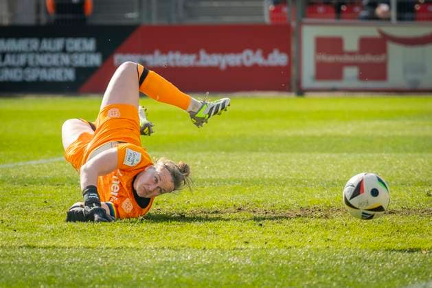 Womens Soccer Bundesliga Bayer 04 Leverkusen Werder Bremen, 16 03 2025 Friederike Repohl Bayer 04 Leverkusen, 27 has to throw herself after a ball Bayer 04 Leverkusen Werder Bremen on matchday 17 of the Google Pixel Womens Bundesliga on 16 03 2025 at the Ulrich Haberland Stadium in Leverkusen North Rhine-Westphalia DFL REGULATIONS PROHIBIT ANY USE OF PHOTOGRAPHS AS IMAGE SEQUENCES AND OR QUASI VIDEO Copyright: xBEAUTIFULxSPORTS AxelxKohringx