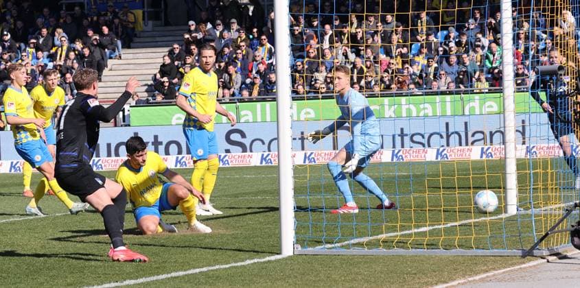 Eintracht BS vs Hertha BSC Berlin Braunschweig, 16 03 2025, Soccer, Season 24 25, 2 Bundesliga, Matchday 26, Eintracht Braunschweig vs Hertha BSC Berlin, Picture shows Jannis Nikolaou BTSV, 4 scores the goal for Hertha Braunschweig in this scene by own goal to 3 0