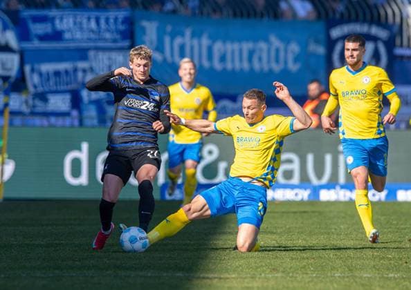Soccer, Men, Season 2024 2025, 2 Bundesliga 26 Matchday , Eintracht Braunschweig Hertha BSC, v l Michael Cuisance Hertha BSC , Sven Köhler Braunschweig , 16 03 2025, Copyright: xSebastianxRäppold MatthiasxKochx