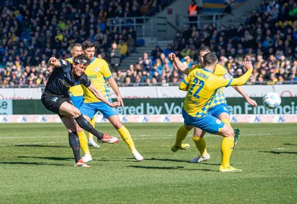 Soccer, Men, Season 2024 2025, 2 Bundesliga Matchday 26 , Eintracht Braunschweig Hertha BSC, f l Fabian Reese Hertha BSC scores the goal to 0 1 against Jannis Nikolaou Braunschweig , Ermin Bicakcic Braunschweig and Fabio Di Michele Sanchez Braunschweig , 16 03 2025, Copyright: xSebastianxRäppold MatthiasxKochx