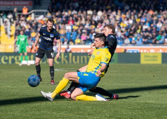 Soccer, Men, Season 2024 2025, 2 Bundesliga 26 Matchday , Eintracht Braunschweig Hertha BSC, v l Jannis Nikolaou Braunschweig , Michael Cuisance Hertha BSC , 16 03 2025, Copyright: xSebastianxRäppold MatthiasxKochx