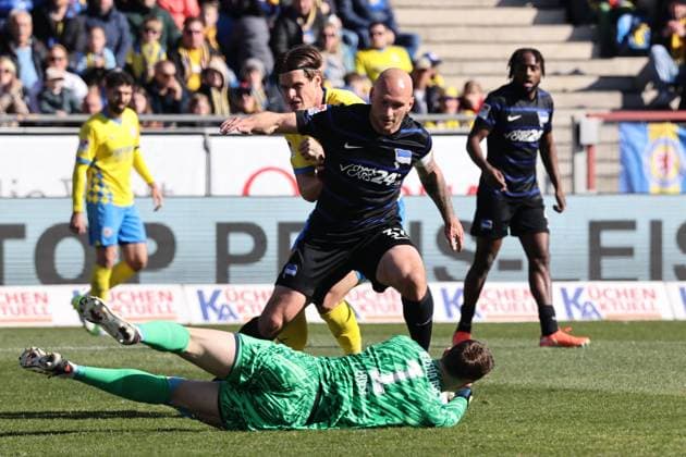 Toni Leistner Hertha BSC Berlin,37 and goalkeeper Tjark Ernst Hertha BSC,1 against Levente Levi Szabo Eintracht Braunschweig,11 2 Bundesliga season 2024 2025 Eintracht Braunschweig vs Hertha BSC Berlin at Eintracht Stadium in Braunschweig action,soccer,man,men,Germany,16 03 2025