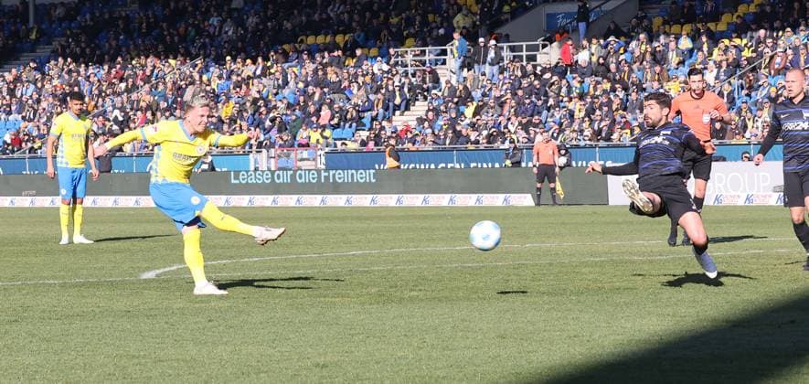 Eintracht BS vs Hertha BSC Berlin Braunschweig, 16 03 2025, Soccer, Season 24 25, 2 Bundesliga, Matchday 26, Eintracht Braunschweig vs Hertha BSC Berlin, Picture shows Lino Tempelmann scoring the goal for Eintracht Braunschweig to make it 1 4 in this scene