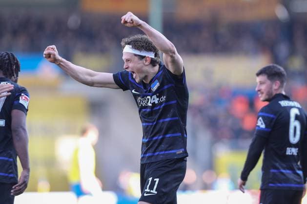 16 03 2025, xtgx, Fußball 2 Bundesliga, Eintracht Braunschweig Hertha BSC Berlin emspor, v l Fabian Reese Hertha, 11 Jubel ueber den Sieg, Jubel nach Spielende DFL DFB REGULATIONS PROHIBIT ANY USE OF PHOTOGRAPHS as IMAGE SEQUENCES and or QUASI VIDEO Braunschweig