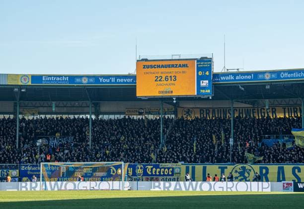 Soccer, Men, Season 2024 2025, 2 Bundesliga 26 Matchday , Eintracht Braunschweig Hertha BSC, Scoreboard with number of spectators 22613, 16 03 2025, Copyright: xSebastianxRäppold MatthiasxKochx