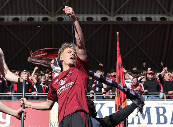 16 03 2025 Soccer Season 2024 2025 2 Soccer Bundesliga 26 Matchday 1 FC Nürnberg FCN Club SpVgg Greuther Fürth Kleeblatt Derby Frankenderby Sportfoto Zink DaMa xdaxmax DFL regulations prohibit any use of photographs as image sequences and or quasi video only for editorial use Jubel Freude nach Spielende Tim Janisch 32, 1 FC Nürnberg FCN sings with Clubfan Clubfans FCN Fans Fans Ultras in the Nordkurve in Mikrofon after the end of the match