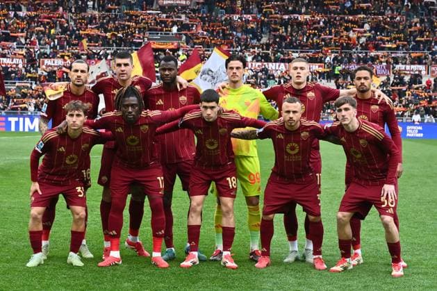A.S. Roma players are posing for a team photo during the 29th day of the Serie A Championship between A.S. Roma and Cagliari Calcio at the Olympic Stadium on March 16, 2025 in Rome, Italy.  Copyright: xDomenicoxCippitelli IPAxSportx xipa-agency.netx xx IPA_55415154 IPA_Agency_IPA55415154