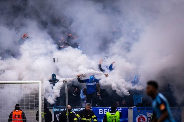 Sport Themen der Woche KW11 Sport Bilder des Tages SLOVAN BRATISLAVA - SPARTAK TRNAVA Fans of Slovan burn pyrotechnics during the second round of Championship group of the Nike liga match between SK Slovan Bratislava and FC Spartak Trnava. Bratislava, Slovakia, March 16, 2025. Copyright: xx 080A9238
