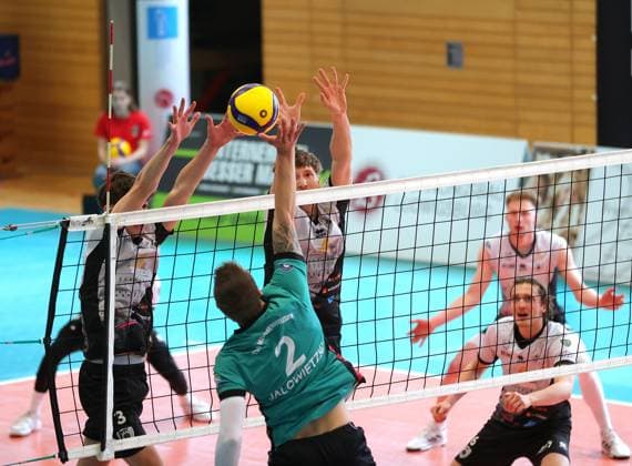 BAU 16 03 2025, Germany, Ludwigsburg, Volleyball 2 Bundesliga, Barock Volleys Ludwigsburg vs TSV Mimmenhausen, center f l Jan Jalowietzki Mim , Darius Diefenbach Barock