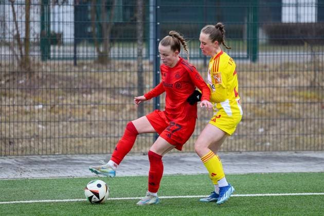 Laura Gloning FC Bayern Muenchen II U20, 27 with ball at the corner flag in duel with Pia Metzker 1 FC Union Berlin, 23 , GER, FC Bayern Muenchen II vs 1 FC Union Berlin, Soccer, 2 Women Bundesliga, Matchday 18, Season 2024 2025, 16 03 2025, GER, FC Bayern Muenchen II vs 1 FC Union Berlin, Soccer, 2 Women Bundesliga, Matchday 18, Season 2024 2025, 16 03 2025 Muenchen Copyright: xEibner-Pressefoto JennixMaulx EP_JML