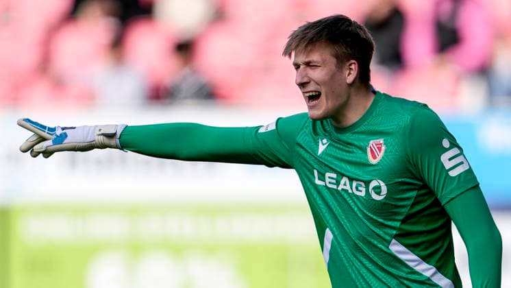 Elias Bethke (Torwart, Cottbus, 12), gibt Anweisungen, gestikuliert, mit den Armen gestikulieren, Einzelbild, Einzelfoto, Aktion, Action, 16.03.2025, Sandhausen (Deutschland), Fussball, 3. Liga, SV Sandhausen - FC Energie Cottbus, DFB DFL REGULATIONS PROHIBIT ANY USE OF PHOTOGRAPHS AS IMAGE SEQUENCES AND OR QUASI-VIDEO. *** Elias Bethke Goalkeeper, Cottbus, 12 , gives instructions, gestures, gesticulates with arms, single image, single photo, action, action, 16 03 2025, Sandhausen Germany , Football, 3 Liga, SV Sandhausen FC Energie Cottbus, DFB DFL REGULATIONS PROHIBIT ANY USE OF PHOTOGRAPHS AS IMAGE SEQUENCES AND OR QUASI VIDEO xozx