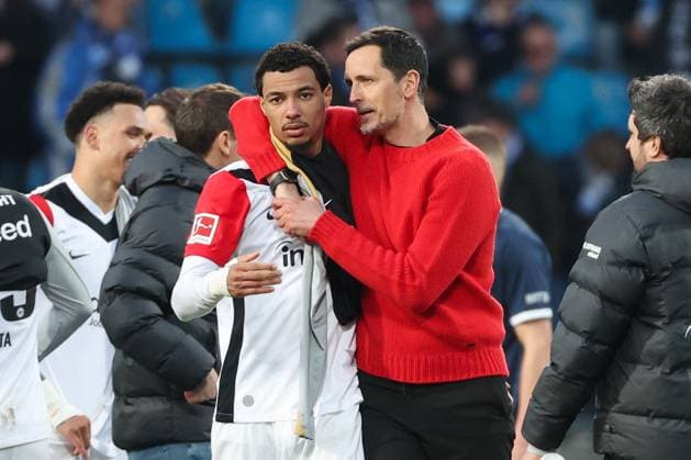 1 Bundesliga VfL Bochum Eintracht Frankfurt on 16 03 2025 at the Vonovia Ruhrstadion in Bochum Coach Dino Toppmöller Toppmoeller Toppmoller Frankfurt hugs and comforts Hugo Ekitike Frankfurt 11 after the final whistle MH