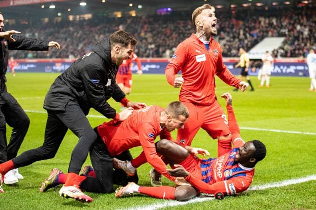 Sport Themen der Woche KW11 Sport Bilder des Tages Tor fuer Heidenheim 3:1 durch Sirlord Conteh (1.FC Heidenheim, 31). Riesen Siegesjubel im Team, alle stuermen auf das Feld. Sirlord Conteh (1.FC Heidenheim, 31) am Boden. Niklas Dorsch (1. FC Heidenheim, 39) schreit zu den Fans. GER, 1.FC Heidenheim vs. Holstein Kiel, Fussball, Bundesliga, 26. Spieltag, Spielzeit 2024 2025, 16.03.2025 DFL REGULATIONS PROHIBIT ANY USE OF PHOTOGRAPHS AS IMAGE SEQUENCES AND OR QUASI-VIDEO GER, 1.FC Heidenheim vs. Holstein Kiel, Fussball, Bundesliga, 26. Spieltag, Spielzeit 2024 2025, 16.03.2025 Heidenheim *** Goal for Heidenheim 3 1 by Sirlord Conteh 1 FC Heidenheim, 31 Huge victory celebration in the team, everyone rushes onto the field Sirlord Conteh 1 FC Heidenheim, 31 on the ground Niklas Dorsch 1 FC Heidenheim, 39 shouts to the fans GER, 1 FC Heidenheim vs Holstein Kiel, Football, Bundesliga, Matchday 26, Season 2024 2025, 16 03 2025 DFL REGULATIONS PROHIBIT ANY USE OF PHOTOGRAPHS AS IMAGE SEQUENCES AND OR QUASI VIDEO GER, 1 FC Heidenheim vs Holstein Kiel, Football, Bundesliga, Matchday 26, Season 2024 2025, 16 03 2025 Heidenheim Copyright: xEibner-Pressefoto RogerxBuerkex EP_RBE