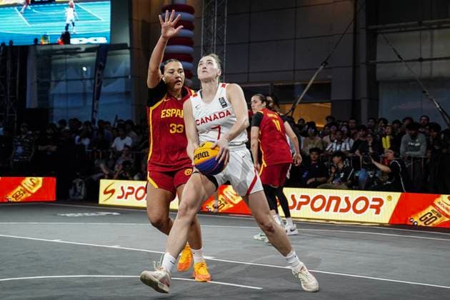 Basketball, Frauen, FIBA 3x3 Champions Cup in Bangkok, Finale, Kanada - Spanien FIBA 3x3 Champions Cup 2025. Spain s Cecilia Muhate (left) competes against Canada s Paige Crozon (right) during the women s FIBA basketball 3x3 Champions Cup 2025 final game between Spain and Canada in Bangkok, Thailand, on March 16, 2025. Bangkok Bangkok Thailand  Copyright: xAnusakxLaowilasx originalFilename:laowilas-notitle250316_npCn4.jpg