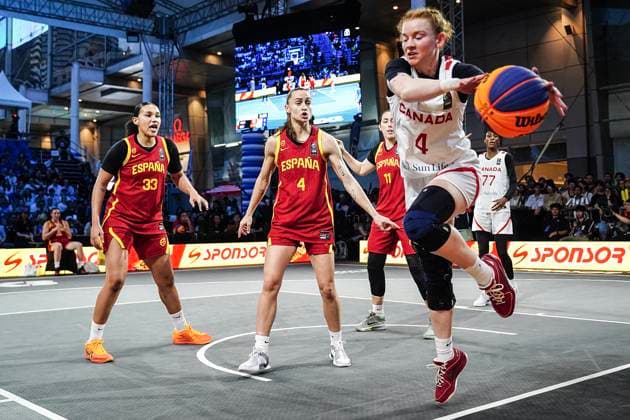 Basketball, Frauen, FIBA 3x3 Champions Cup in Bangkok, Finale, Kanada - Spanien FIBA 3x3 Champions Cup 2025. Canada s Kacie Bosch (L) competes against Spain s Alba Prieto (R) during the women s FIBA basketball 3x3 Champions Cup 2025 final game between Spain and Canada in Bangkok, Thailand, on March 16, 2025. Bangkok Bangkok Thailand  Copyright: xAnusakxLaowilasx originalFilename:laowilas-notitle250316_npTdK.jpg