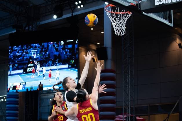 Basketball, Frauen, FIBA 3x3 Champions Cup in Bangkok, Finale, Kanada - Spanien Women s Final FIBA Basketball 3x3 Champions Cup, Canada Vs Spain - 16 Mar 2025 Katherine Plouffe (C) of Canada, Cecilia Muhate 33 and Ainhoa Gervasini 00 of Spain seen in action during the women s FIBA Basketball 3x3 Champions Cup 2025 final match between Canada and Spain at Central World. Final score; Canada 15 : 13 Spain. Bangkok Thailand Copyright: xPeeraponxBoonyakiatx xSOPAxImagesx 3x3W-final21-1