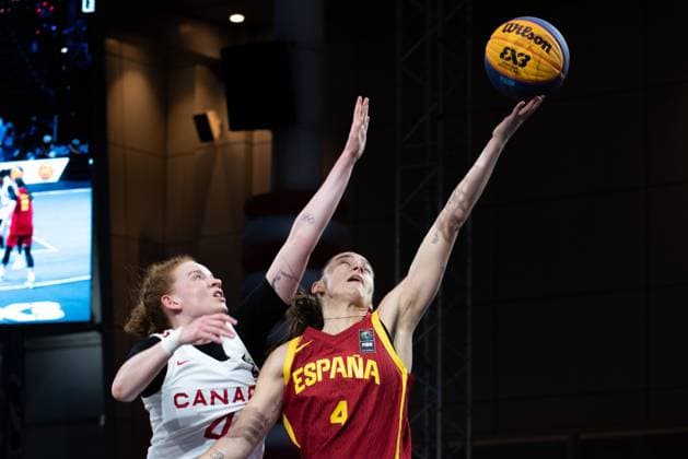 Basketball, Frauen, FIBA 3x3 Champions Cup in Bangkok, Finale, Kanada - Spanien Women s Final FIBA Basketball 3x3 Champions Cup, Canada Vs Spain - 16 Mar 2025 Kacie Bosch (L) of Canada and Alba Prieto (R) of Spain seen in action during the women s FIBA Basketball 3x3 Champions Cup 2025 final match between Canada and Spain at Central World. Final score; Canada 15 : 13 Spain. Bangkok Thailand Copyright: xPeeraponxBoonyakiatx xSOPAxImagesx 3x3W-final21-11