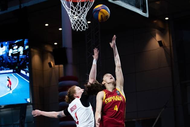 Basketball, Frauen, FIBA 3x3 Champions Cup in Bangkok, Finale, Kanada - Spanien Women s Final FIBA Basketball 3x3 Champions Cup, Canada Vs Spain - 16 Mar 2025 Kacie Bosch (L) of Canada and Alba Prieto (R) of Spain seen in action during the women s FIBA Basketball 3x3 Champions Cup 2025 final match between Canada and Spain at Central World. Final score; Canada 15 : 13 Spain. Bangkok Thailand Copyright: xPeeraponxBoonyakiatx xSOPAxImagesx 3x3W-final21-2