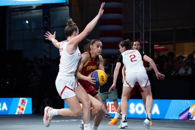 Basketball, Frauen, FIBA 3x3 Champions Cup in Bangkok, Finale, Kanada - Spanien Women s Final FIBA Basketball 3x3 Champions Cup, Canada Vs Spain - 16 Mar 2025 Alba Prieto (C) of Spain seen in action during the women s FIBA Basketball 3x3 Champions Cup 2025 final match between Canada and Spain at Central World. Final score; Canada 15 : 13 Spain. Bangkok Thailand Copyright: xPeeraponxBoonyakiatx xSOPAxImagesx 3x3W-final21-7
