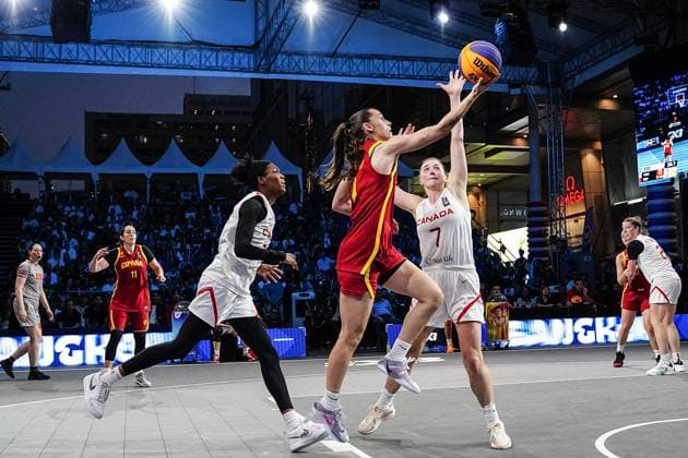 Basketball, Frauen, FIBA 3x3 Champions Cup in Bangkok, Finale, Kanada - Spanien FIBA 3x3 Champions Cup 2025. Spain s Alba Prieto (left) competes against Canada s Paige Crozon (right) during the women s FIBA Basketball 3x3 Champions Cup 2025 final game between Spain and Canada in Bangkok, Thailand, on March 16, 2025. Bangkok Bangkok Thailand  Copyright: xAnusakxLaowilasx originalFilename:laowilas-notitle250316_npmWv.jpg