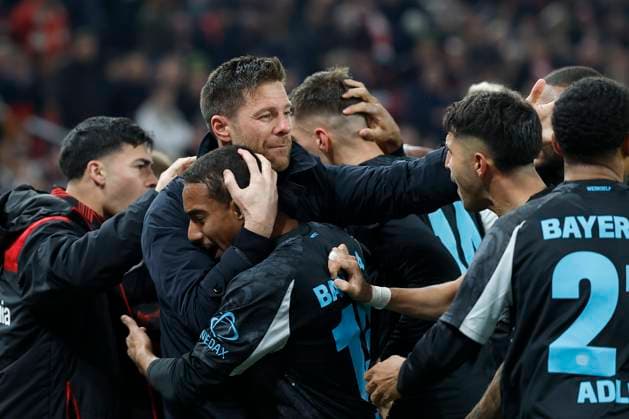 in the picture cheering after the goal to 4 3, cheering, cheering, cheering, emotions, around goal scorer Patrik Schick Bayer 04 Leverkusen, 14 and coach Xabi Alonso Bayer 04 Leverkusen , 16 03 2025, Football, Bundesliga, VfB Stuttgart Bayer 04 Leverkusen, GER, Stuttgart, MHPArena, DFL REGULATIONS PROHIBIT ANY USE OF PHOTOGRAPHS AS IMAGE SEQUENCES AND OR QUASI VIDEO Copyright: HMBxMedia xHeikoxBecker