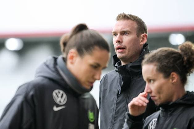 f l Assistant coach Wolfsburg Eva Maria VIRSINGER, coach Wolfsburg Tommy STROOT, assistant coach Wolfsburg Sabrina ECKHOFF Augsburg, 15 03 2025, Football, Bundesliga, FC Augsburg VfL Wolfsburg Augsburg Copyright: WITTERSx