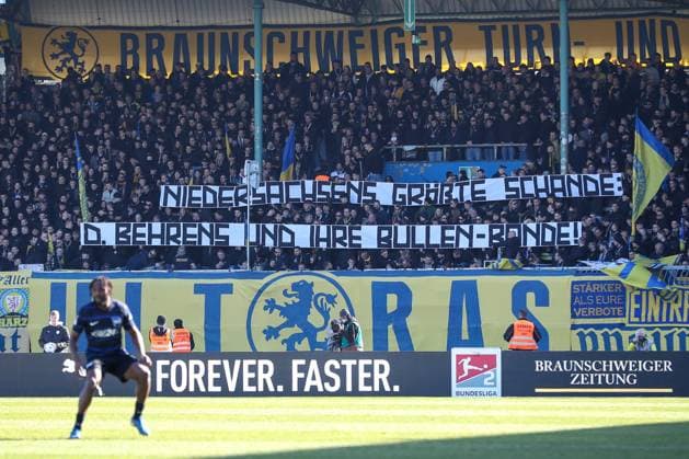 16 03 2025, xtgx, Fußball 2 Bundesliga, Eintracht Braunschweig Hertha BSC Berlin emspor, v l Spruchband Banner Niedersachsens größte Schande, Daniela Behrens und ihre Bullen Bande DFL DFB REGULATIONS PROHIBIT ANY USE OF PHOTOGRAPHS as IMAGE SEQUENCES and or QUASI VIDEO Braunschweig