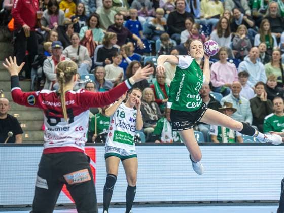 Bilder des Jahres 2025, Sport 03 März Sport Themen der Woche KW11 Sport Bilder des Tages Pam Korsten (VfL Oldenburg, 26) von aussen, VfL Oldenburg vs. Frisch Auf Goeppingen, Handball, 1. Bundesliga, Spielzeit 2024 2025, 16.03.2025 VfL Oldenburg vs. Frisch Auf Goeppingen, Handball, 1. Bundesliga, Spielzeit 2024 2025, 16.03.2025 Oldenburg *** Pam Korsten VfL Oldenburg, 26 from outside, VfL Oldenburg vs Frisch Auf Goeppingen, Handball, 1 Bundesliga, Season 2024 2025, 16 03 2025 VfL Oldenburg vs Frisch Auf Goeppingen, Handball, 1 Bundesliga, Season 2024 2025, 16 03 2025 Oldenburg Copyright: xMichaelxSchmidt Eibner-Pressefotx EP_MST